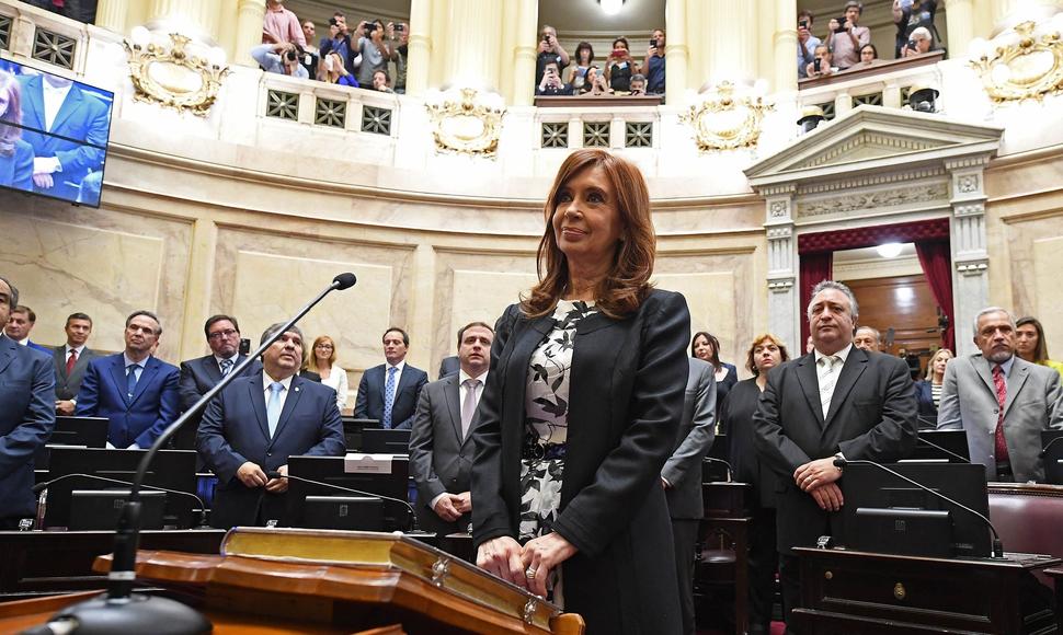 Kirchner encara un juicio por corrupción en medio de la campaña electoral argentina