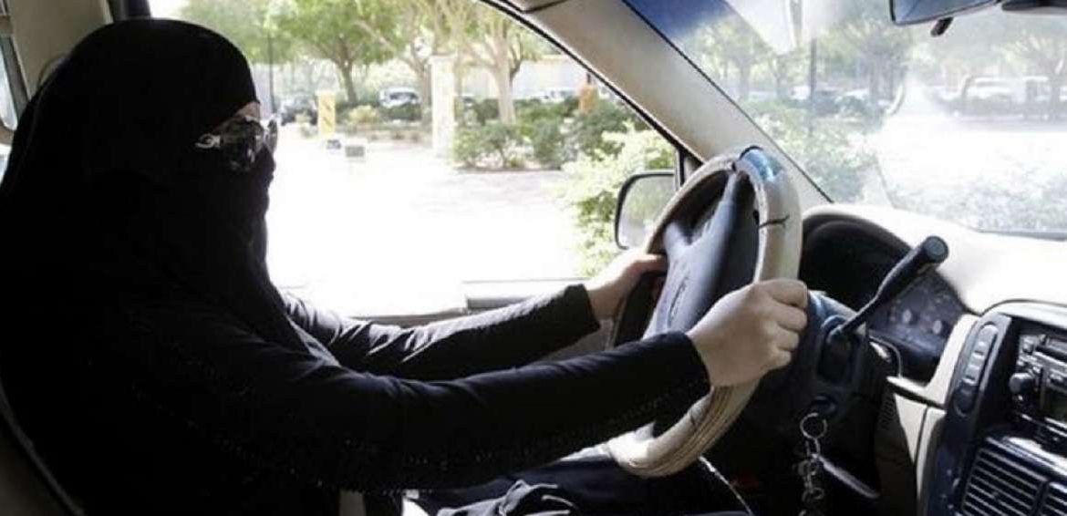 Las mujeres saudíes, autorizadas también a conducir motos y camiones