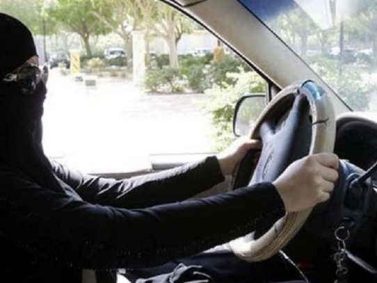 Las mujeres saudíes, autorizadas también a conducir motos y camiones