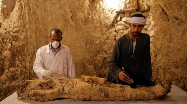 Arqueólogos egipcios descubren una momia en Luxor