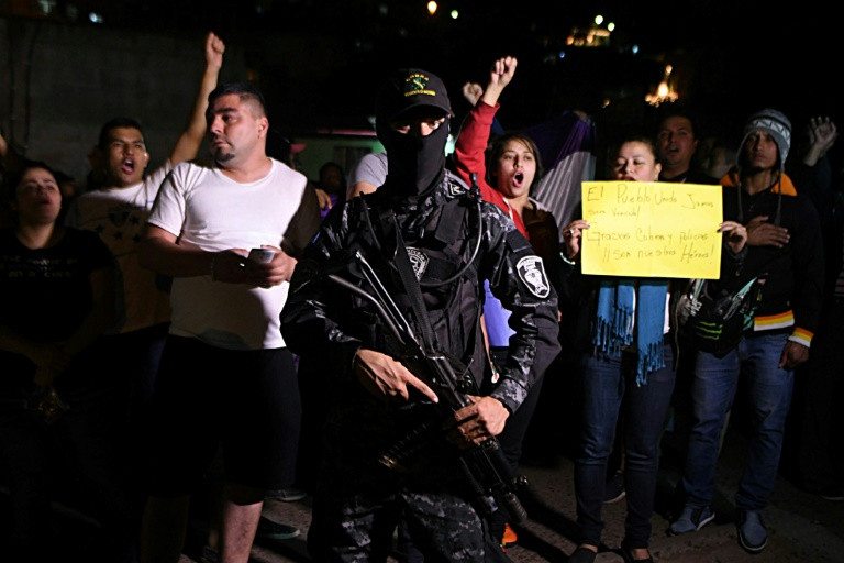 Policía hondureña en huelga, se niegan a reprimir manifestaciones