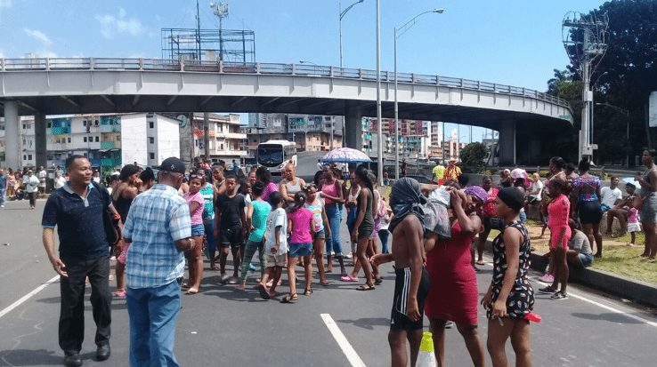 Residentes de Curundú protestan en la Avenida Omar Torrijos, tráfico pesado