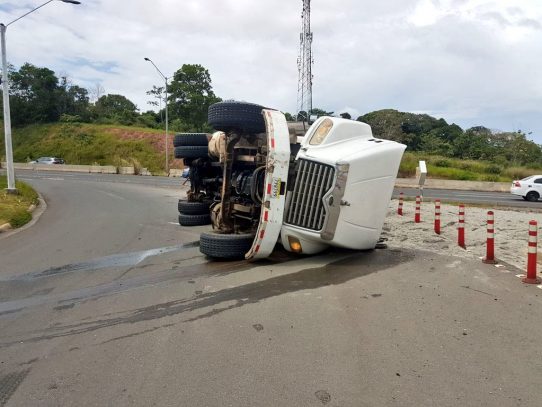Camión que transportaba arena se vuelca en la autopista Arraiján-La Chorrera