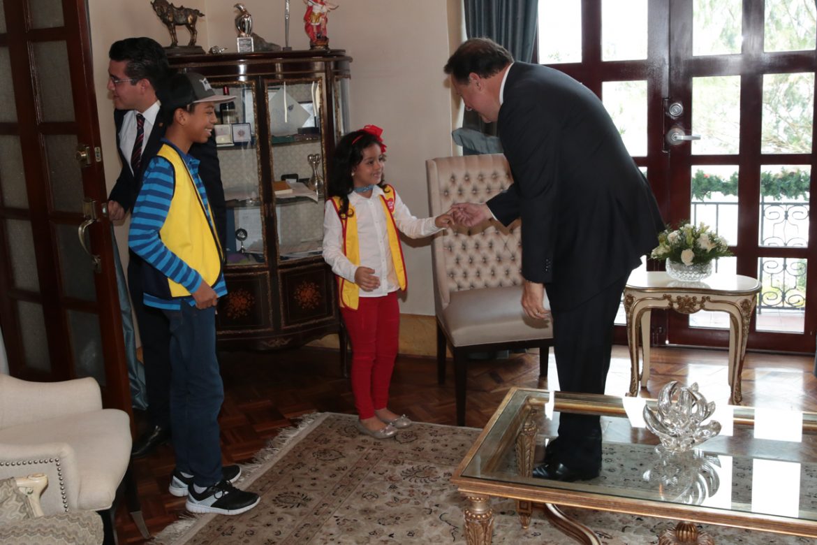 Niños símbolos de la Teletón 20-30 visitaron la Presidencia