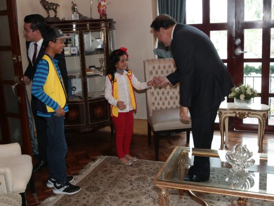 Niños símbolos de la Teletón 20-30 visitaron la Presidencia