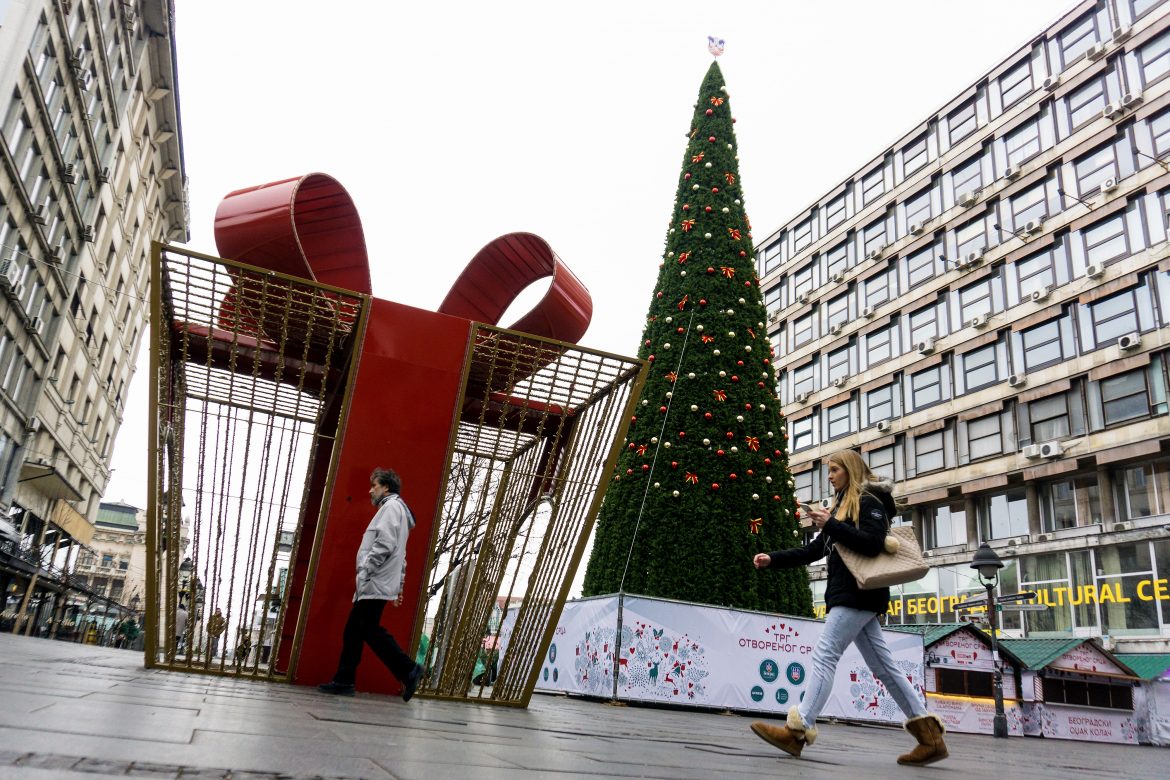 Un árbol de Navidad de 83.000 euros suscita indignación en Belgrado