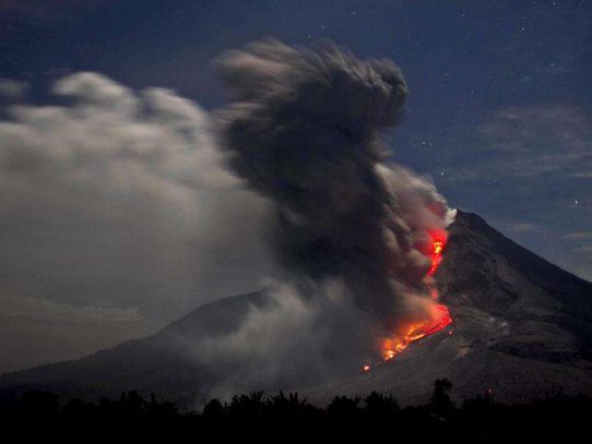 Un volcán de Sumatra experimenta su mayor erupción del año