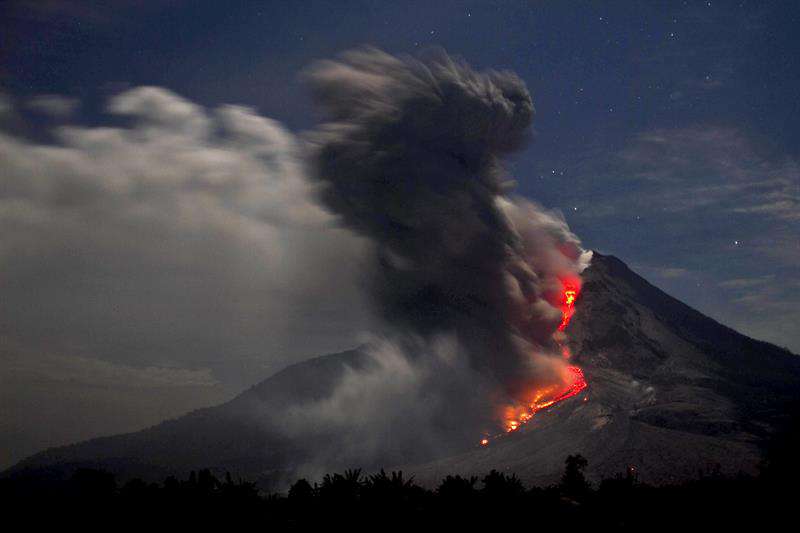 Un volcán de Sumatra experimenta su mayor erupción del año