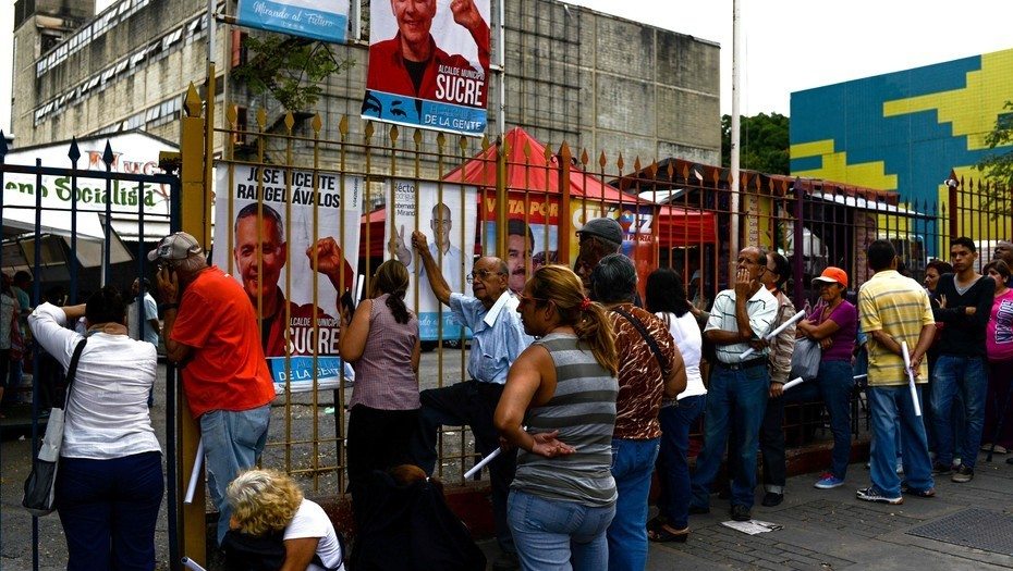 Venezolanos eligen alcaldes, última prueba electoral antes de presidenciales