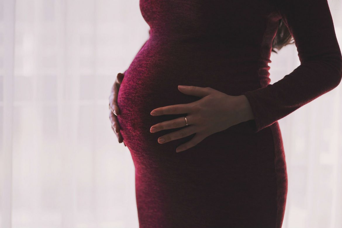 Mujer de EEUU da a luz bebé de un embrión congelado hace 25 años