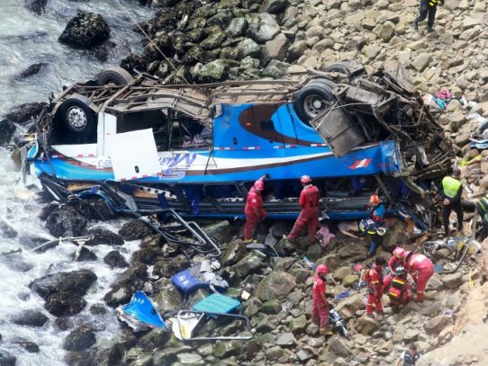 Al menos 25 muertos al caer un autobús a un abismo en Perú
