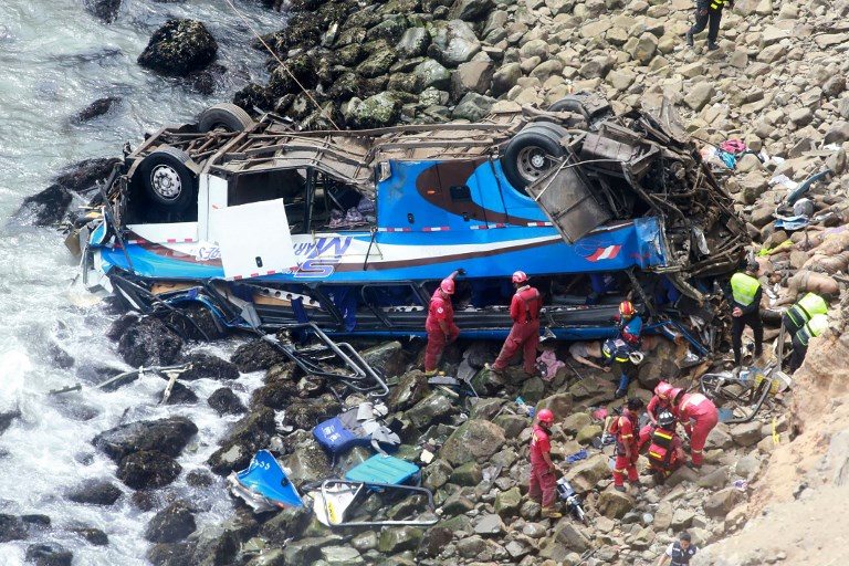 Al menos 25 muertos al caer un autobús a un abismo en Perú