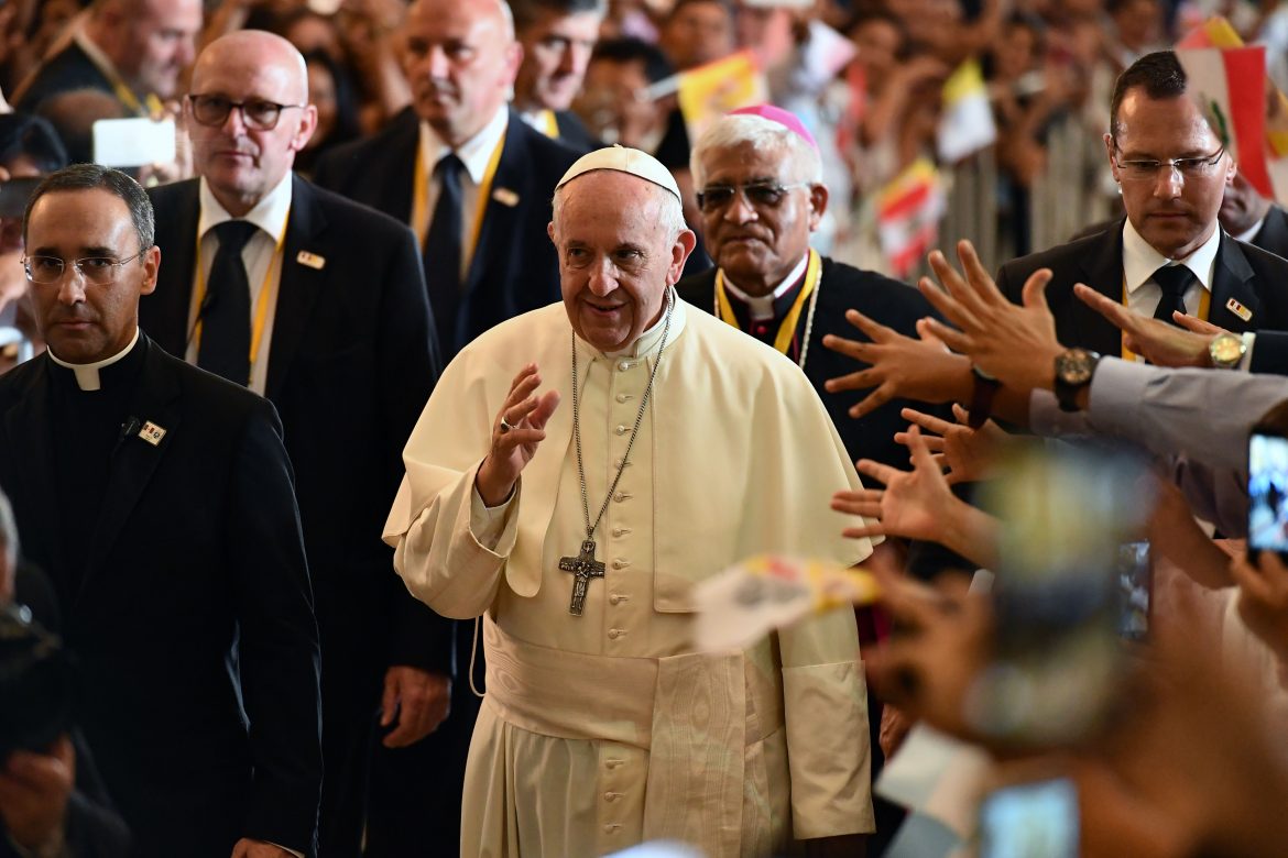 El papa expresa su "profunda tristeza" por atentado en una iglesia de Nigeria