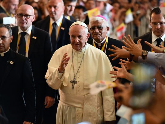 El papa aconseja a los religiosos en Perú: "ríanse de sí mismos"