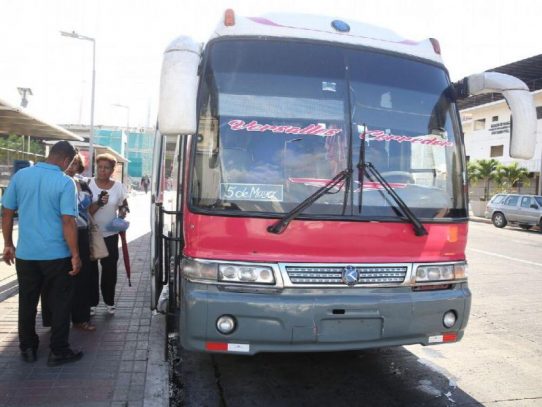 Transportistas de los buses "Nevera" piden tiempo al Gobierno para salir de circulación