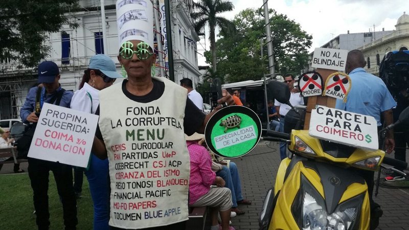 Panameños protestan frente de la Procuraduría para exigir lista de Odebrecht