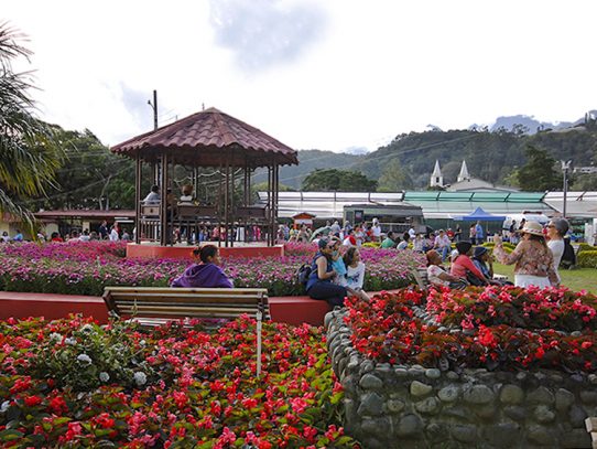 Visitantes abarrotan la Feria de las Flores y el Café