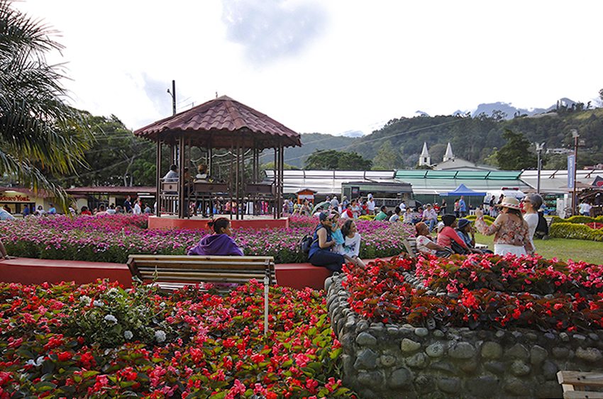 Visitantes abarrotan la Feria de las Flores y el Café