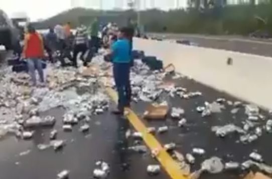 Camión articulado cargado de cervezas se accidenta en  Veraguas