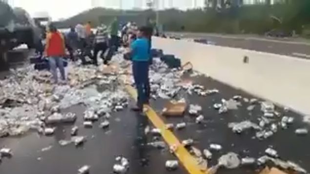 Camión articulado cargado de cervezas se accidenta en  Veraguas