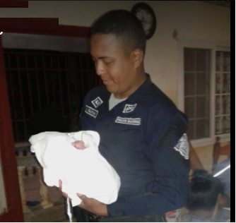 Mujer da a luz en su casa con ayuda de la Policía