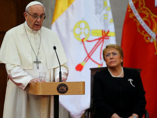 Papa Francisco pide mayor inclusión para los pueblos originarios de Chile