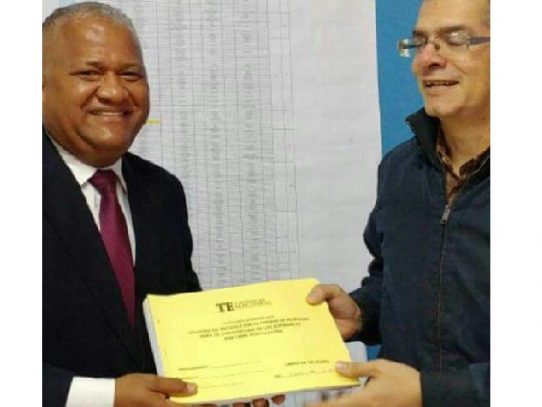 El periodista Manolo Álvarez oficializa su pre candidatura a diputado independiente