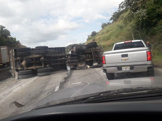 Autopista Panamá-Colón paralizada en ambas direcciones