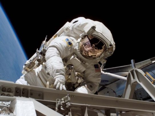Astronautas culminan caminata espacial para reparar brazo robótico de la ISS