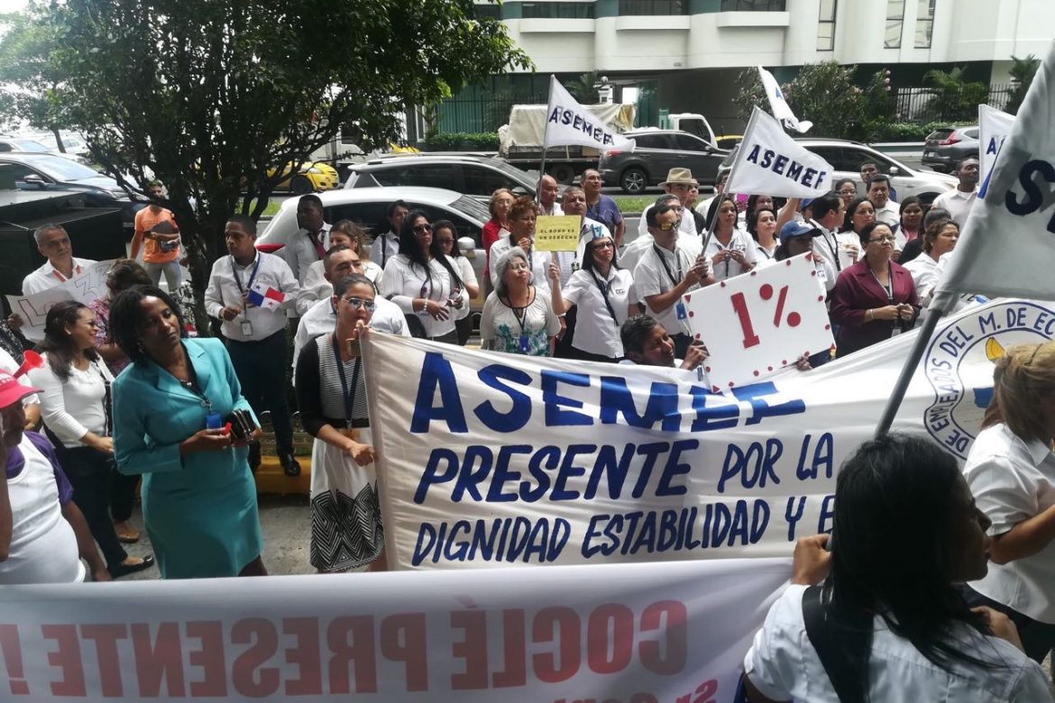Funcionarios de la AMP protestan en la Contraloría por aguinaldo adeudado