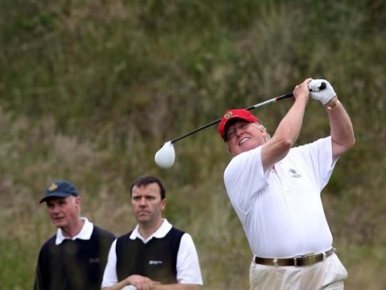 Trump prefirió jugar golf en celebración del día de Martin Luther King Jr