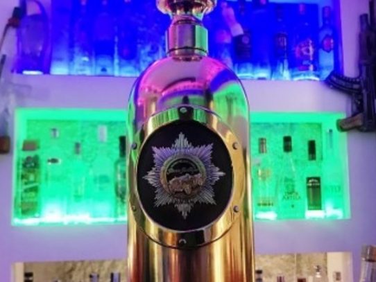 La botella de vodka "más cara del mundo" hallada vacía tras su robo en Dinamarca
