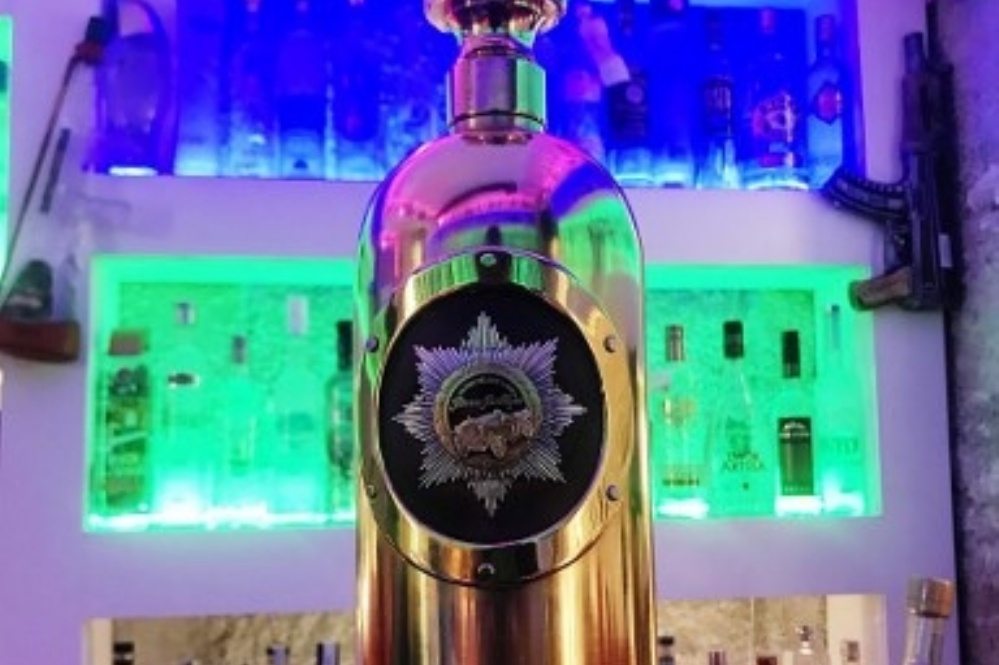 La botella de vodka "más cara del mundo" hallada vacía tras su robo en Dinamarca