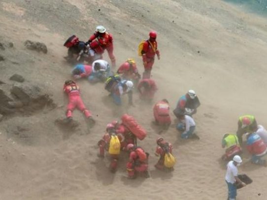 Reanudan búsqueda de cuerpos de accidente de bus que dejó 48 muertos en Perú