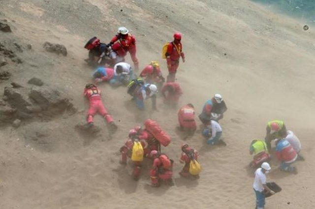 Reanudan búsqueda de cuerpos de accidente de bus que dejó 48 muertos en Perú