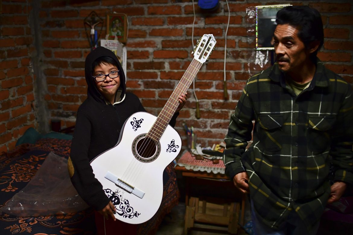 La guitarra del filme "Coco" marca un nuevo ritmo a artesanos mexicanos