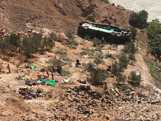 Suman a 35 lo muertos por caída de autobús a un abismo de Perú