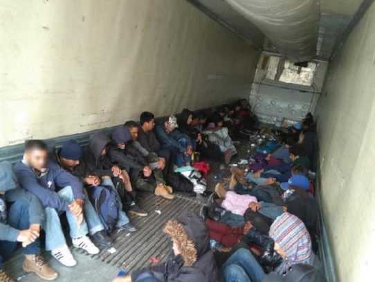 Hallan abandonados en un tráiler en México a 103 migrantes que iban a EEUU