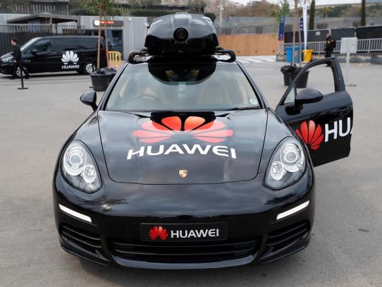 Huawei presenta un vehículo conducido por un teléfono inteligente