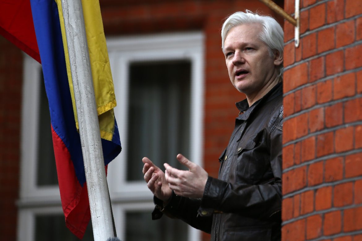 Corte británica decide si levantar orden de arresto de Assange