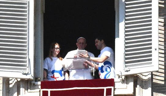 El papa Francisco se inscribe en la JMJ Panamá 2019