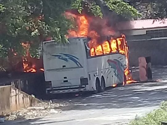 Se incendia autobús en Arco Iris provincia de Colón