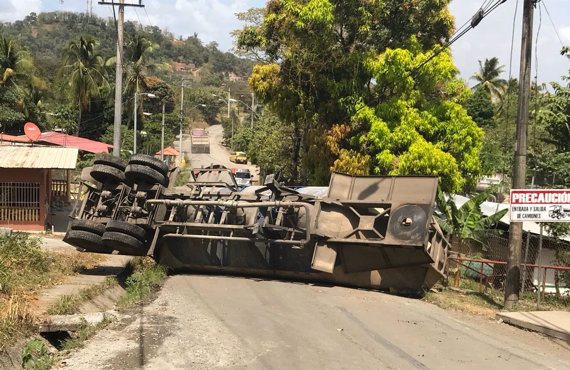 Camión hormigonero se vuelca tras perder tracción en La Chorrera