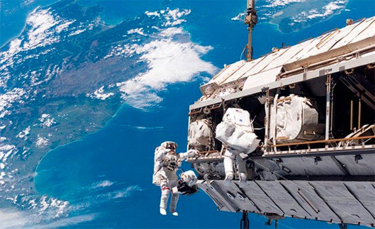 Astronautas de Japón y EEUU en caminata espacial para reparar brazo robótico de ISS