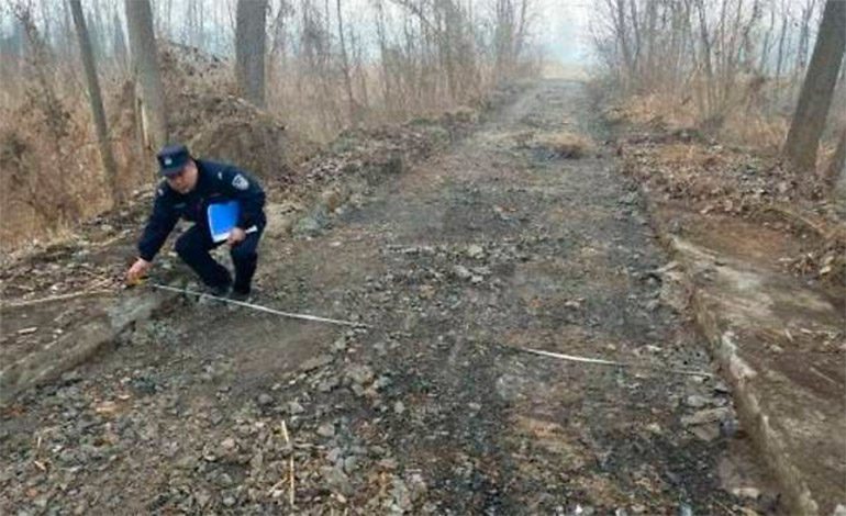 Un chino roba 800 metros de una carretera para revender el cemento