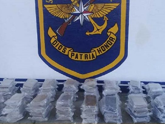Retienen buque mercante colombiano con 163 paquetes drogas en Colón
