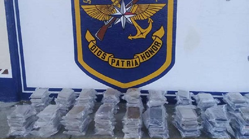 Retienen buque mercante colombiano con 163 paquetes drogas en Colón