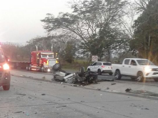 Un muerto y 11 heridos deja accidente vehicular en Juan Hombrón