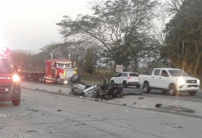 Un muerto y 11 heridos deja accidente vehicular en Juan Hombrón