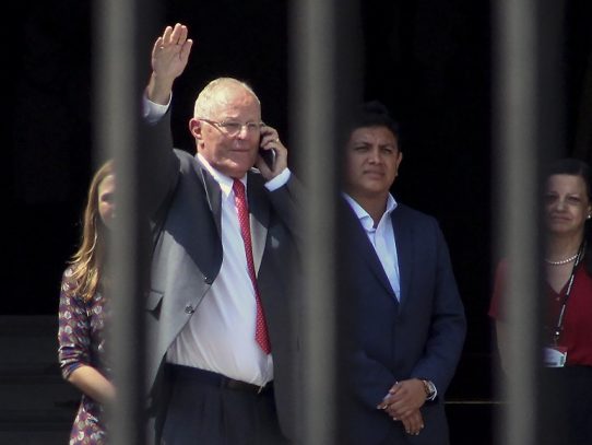 El Congreso de Perú abre debate sobre renuncia o destitución de Kuczynski